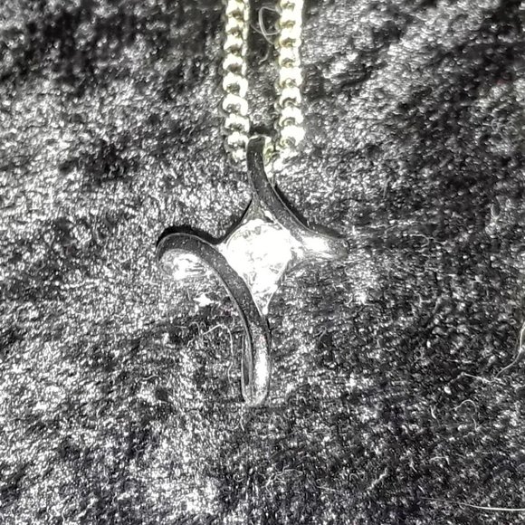 New Beautiful Crystal Cross Necklace - Picture 5 of 7